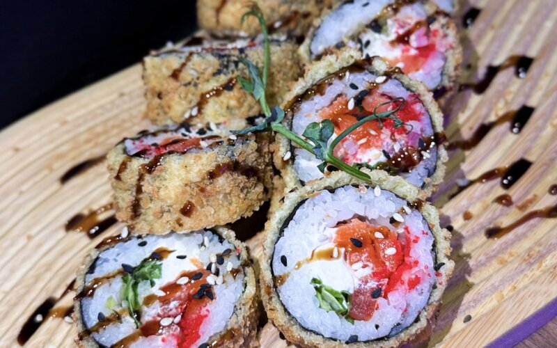 Ролл Темпура Цезарь с лососем