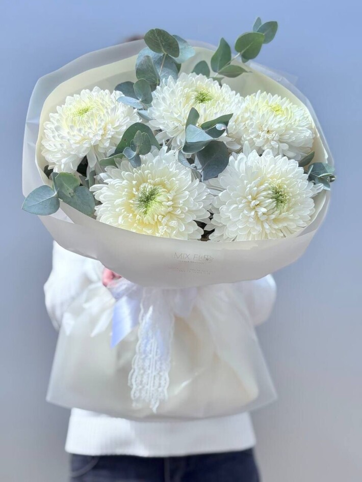 Одноголовая хризантема с эвкалиптом