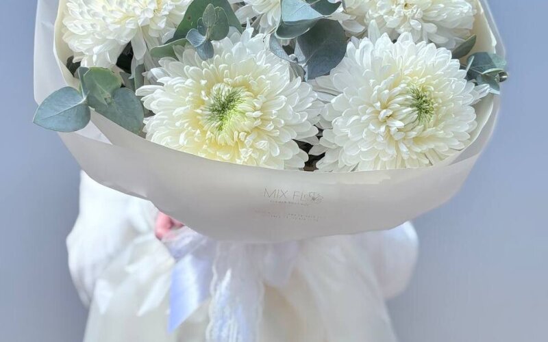 Одноголовая хризантема с эвкалиптом