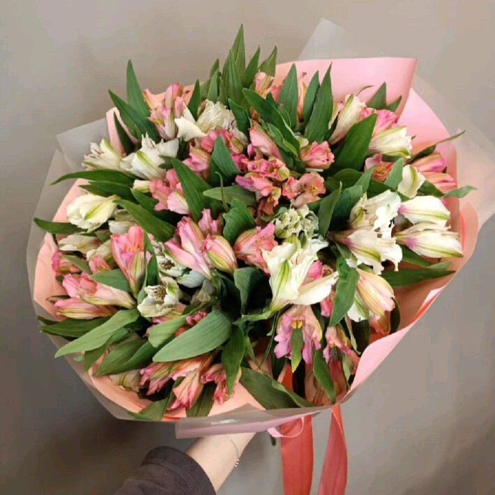 Моно букет из альстромерий