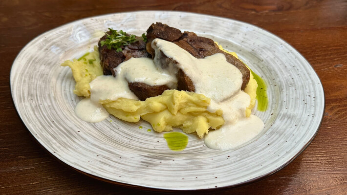 Говяжий язык с картофельным пюре и соусом «Радиш»