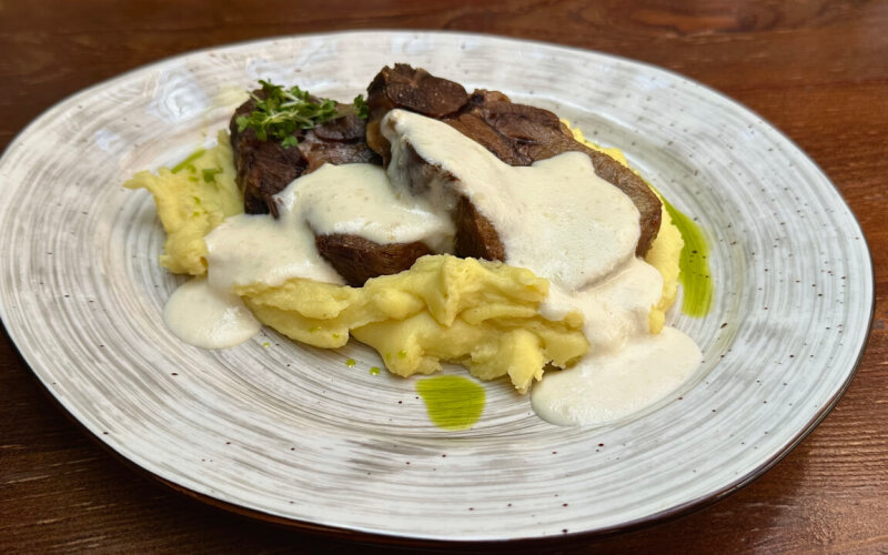Говяжий язык с картофельным пюре и соусом «Радиш»