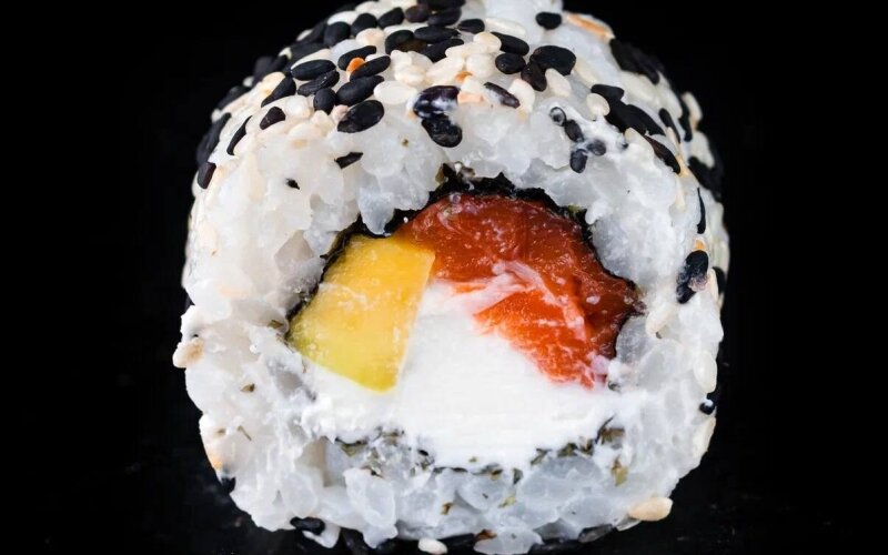 Ролл «Филадельфия в кунжуте»