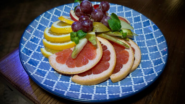 Нарезка сезонных фруктов