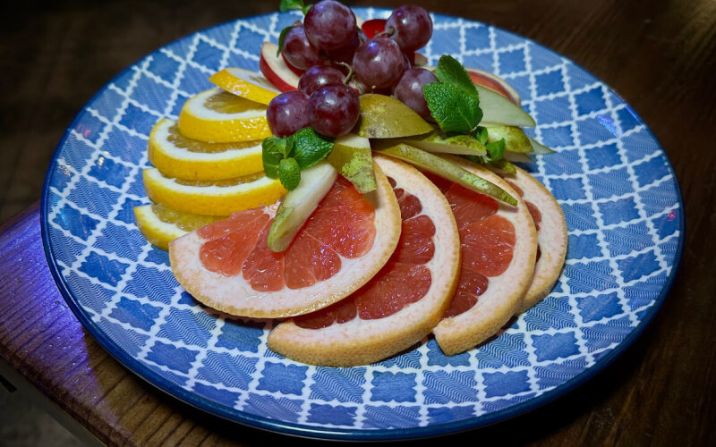 Нарезка сезонных фруктов