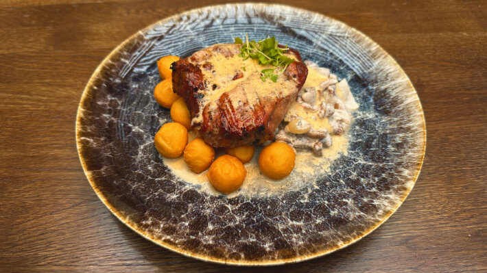 Свиная шея на гриле с жареными грибами и мини-картофелем