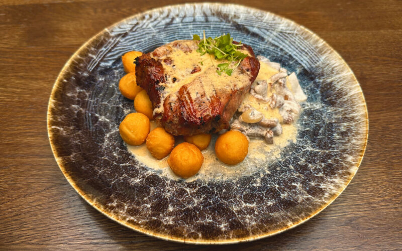 Свиная шея на гриле с жареными грибами и мини-картофелем