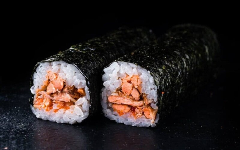 Жаренный хенд-ролл с лососем