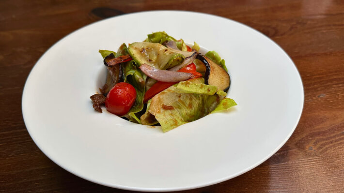 Салат «Гриль» с говядиной и соусом «BBQ»