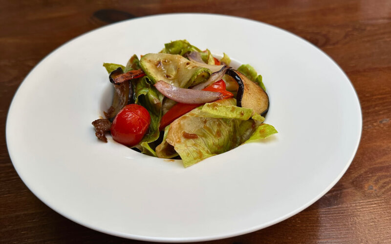 Салат «Гриль» с говядиной и соусом «BBQ»