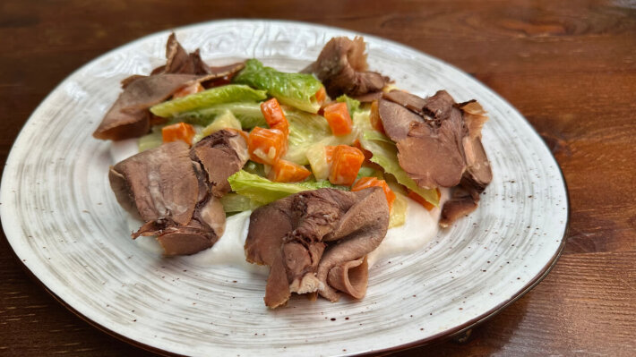 Салат с говяжьим языком