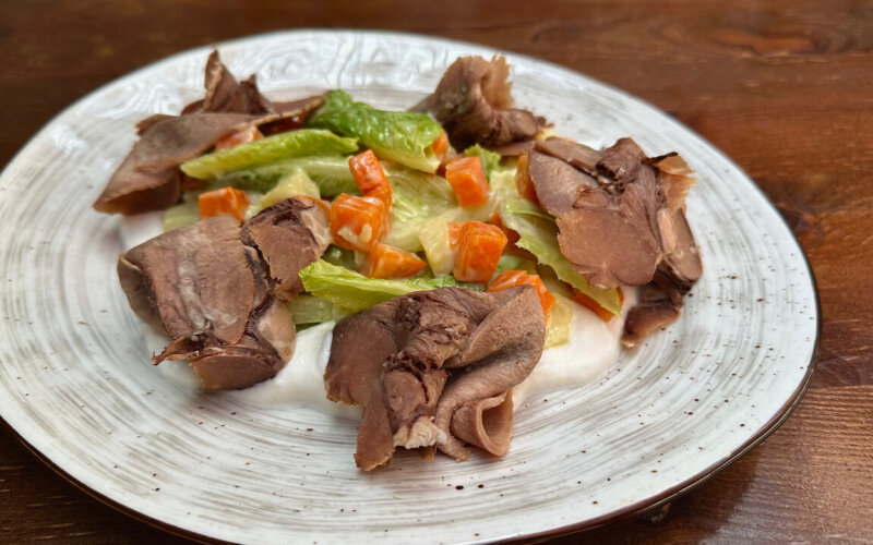 Салат с говяжьим языком