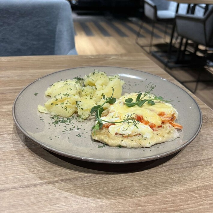 Индейка су-вид с соусом из черной смородины и цветной капустой