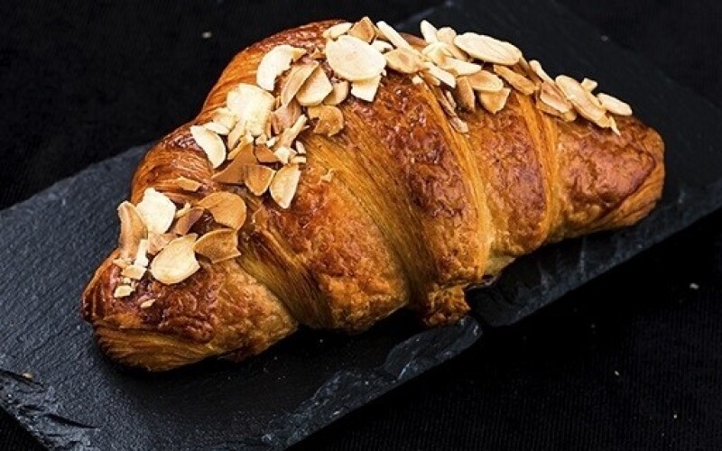 Круассан с карамелью