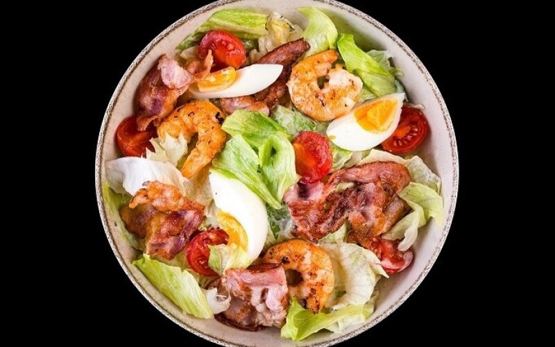 Салат с креветками и беконом