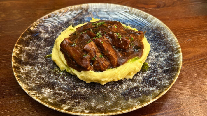 Рваная говядина с соусом «Демиглас» и картофельным пюре