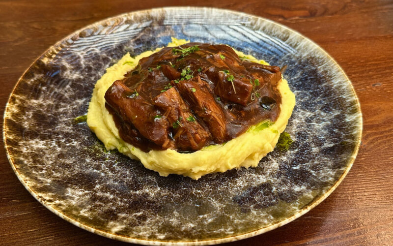 Рваная говядина с соусом «Демиглас» и картофельным пюре