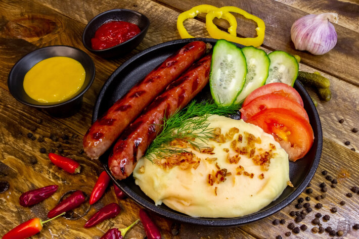 Картофельное пюре с колбасками