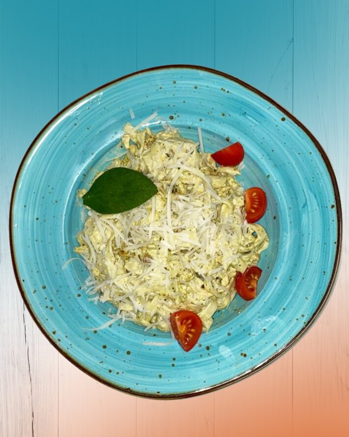 Паста с курицей и соусом песто