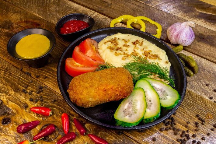 Картофельное пюре с котлетой «По-киевски»