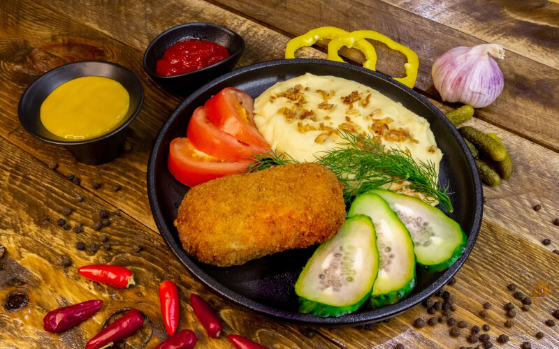 Картофельное пюре с котлетой «По-киевски»