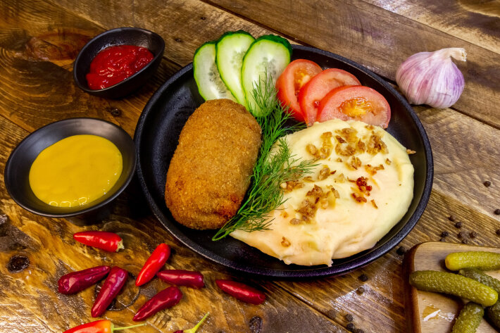 Картофельное пюре и зразы куриные с сыром