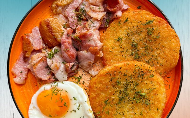 С беконом и яйцом