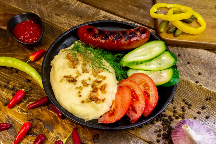 Картофельное пюре с запеченной колбаской