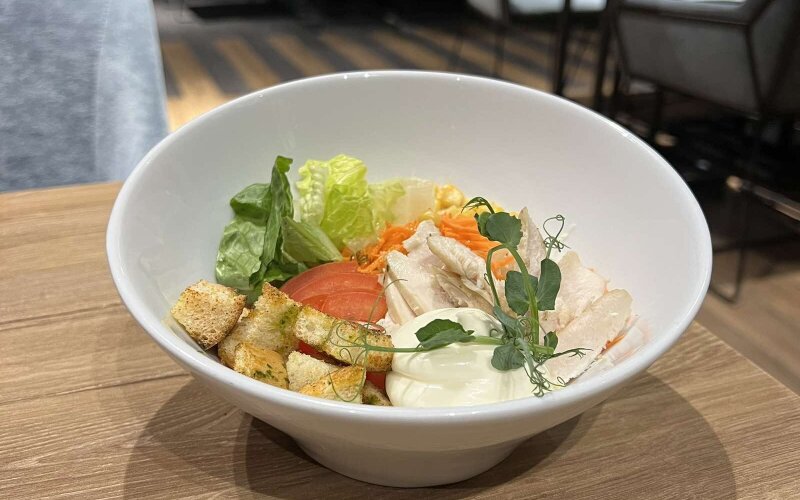 Большой домашний салат из капусты с курицей