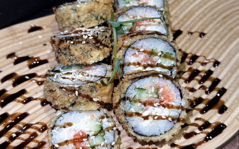 Ролл «Темпура с лососем и огурцом»