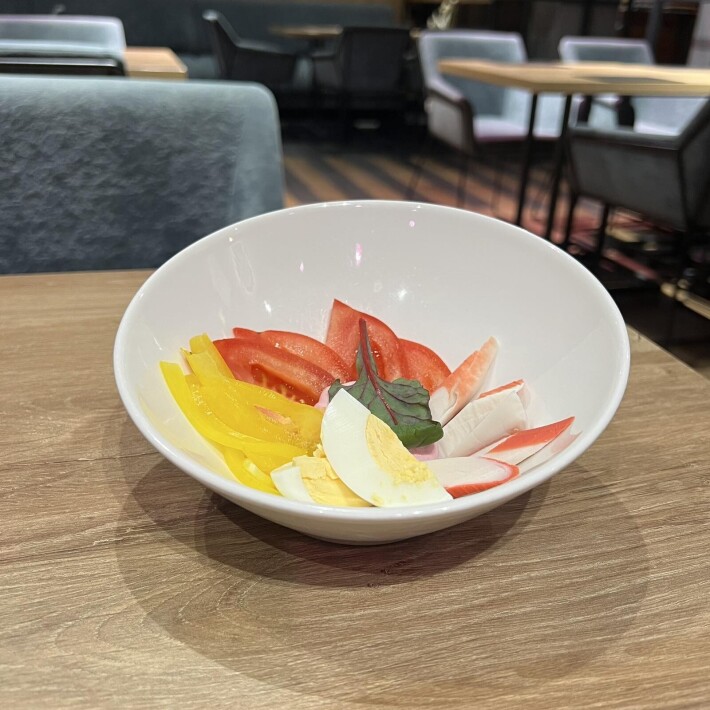 Салат из помидоров, перца с крабовыми палочками