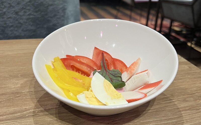 Салат из помидоров, перца с крабовыми палочками