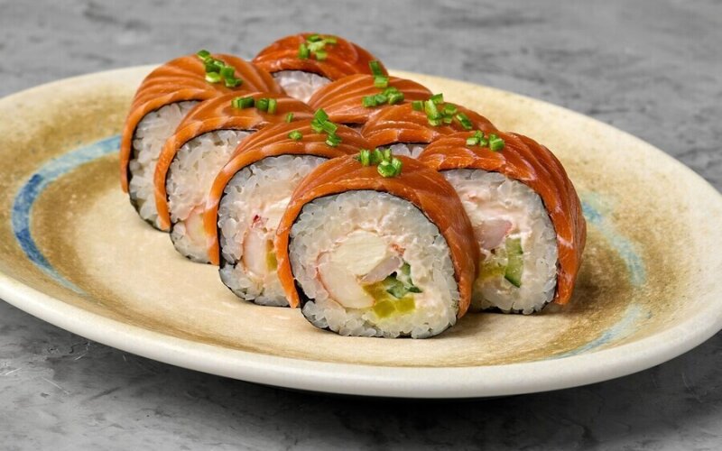 Ролл с лососем, креветкой и соусом «Криль»
