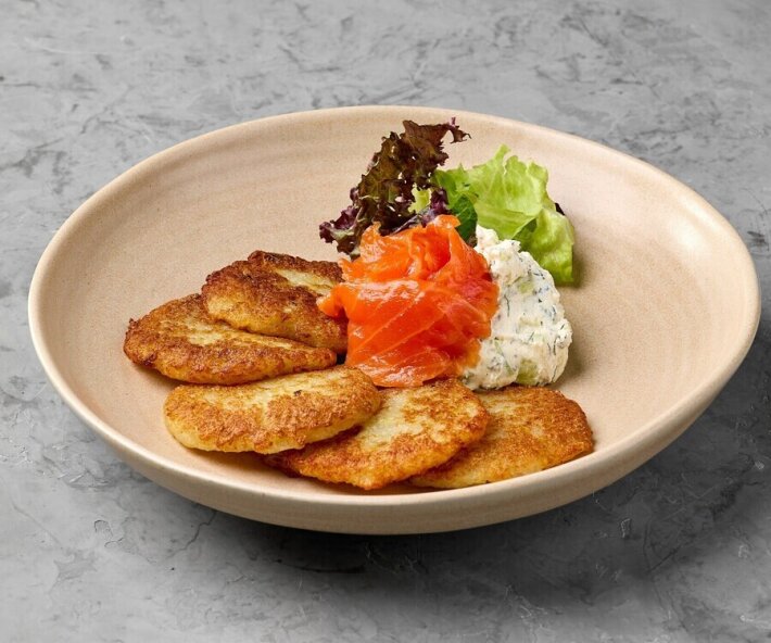 Драники с лососем и сливочным сыром