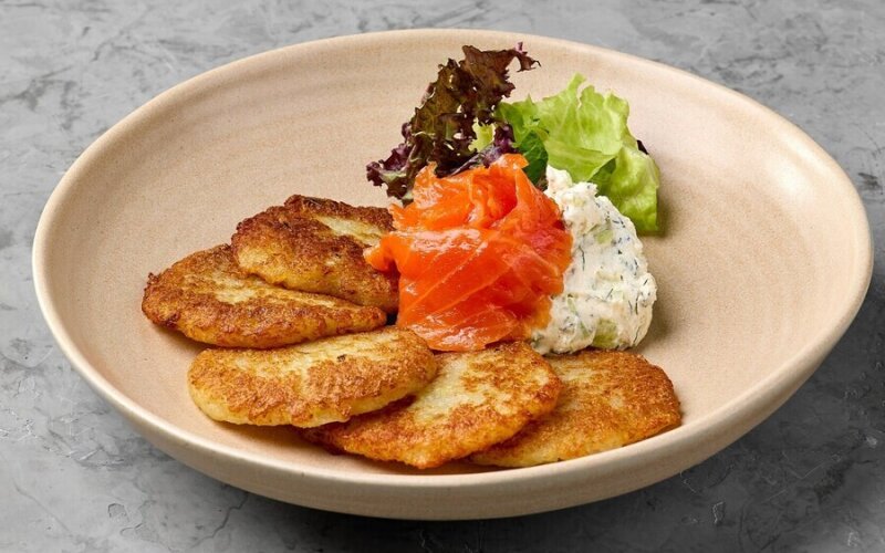Драники с лососем и сливочным сыром