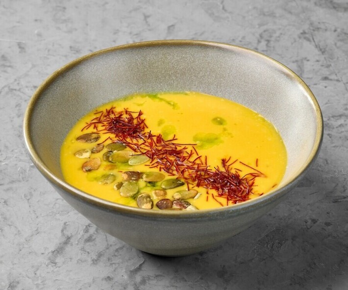 Тыквенный суп с белыми семечками и зелёным маслом