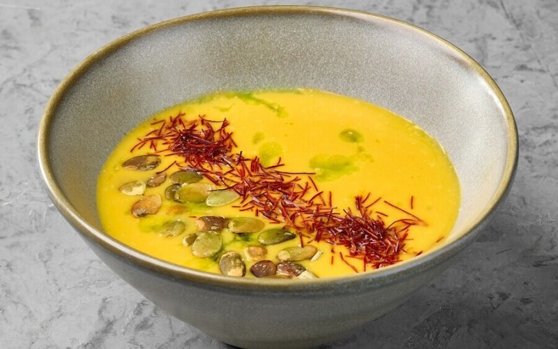 Тыквенный суп с белыми семечками и зелёным маслом