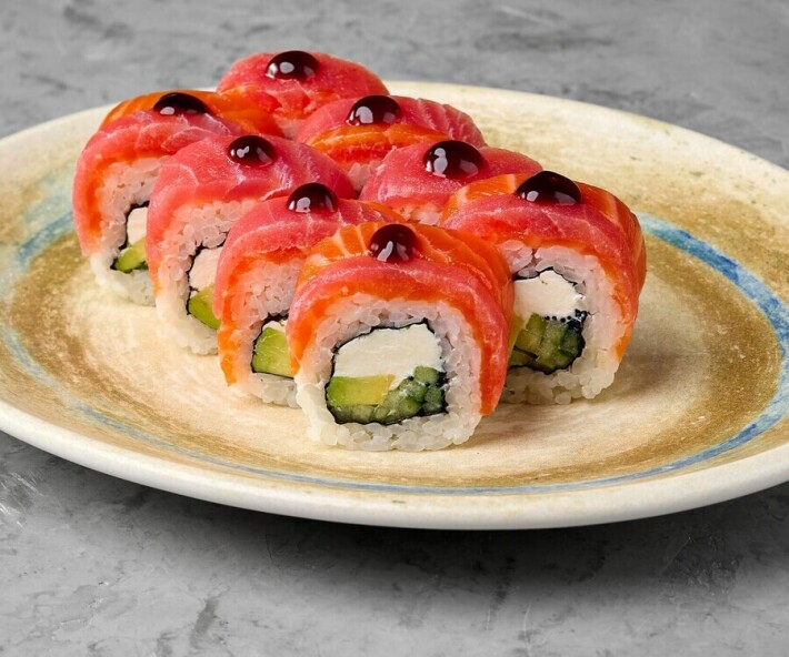 Ролл с тунцом, лососем, авокадо и огурцом