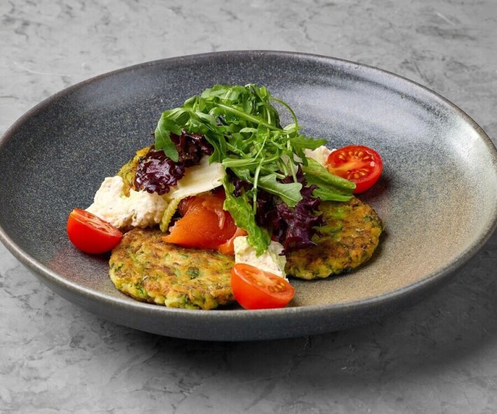 Оладьи из цукини с сёмгой и сырным кремом