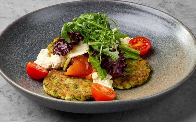 Оладьи из цукини с сёмгой и сырным кремом