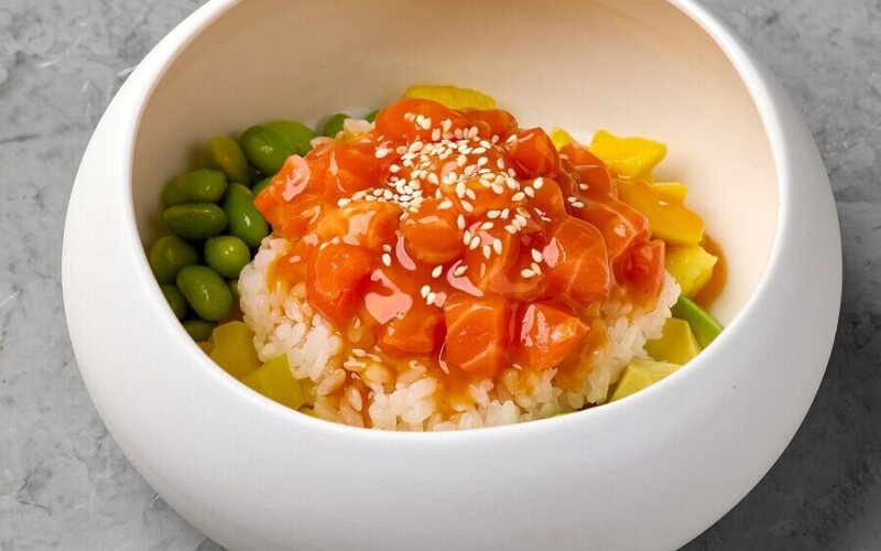 Поке с лососем и ананасом