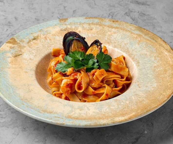 Паста «Di Mare» с креветками, кальмарами, мидиями в створках и соусом «Пилати»