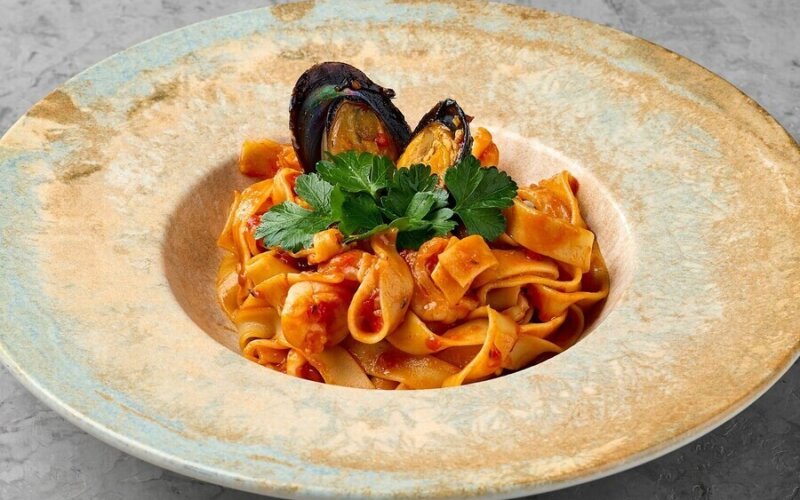 Паста «Di Mare» с креветками, кальмарами, мидиями в створках и соусом «Пилати»