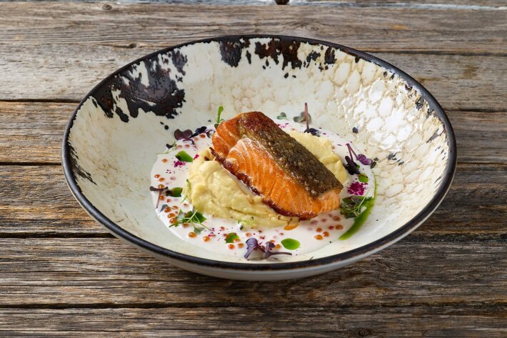 Семга с пюре из печёного сельдерея и икорным соусом