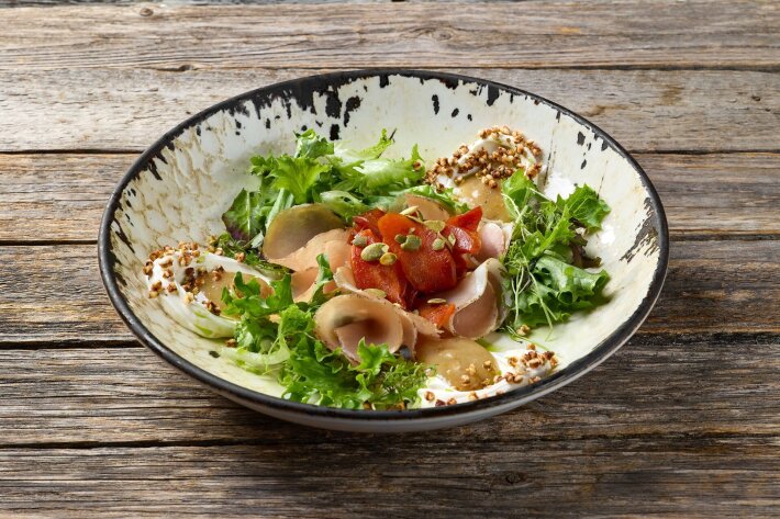 Салат с вяленой свининой и глазированной морковью