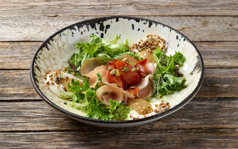 Салат с вяленой свининой и глазированной морковью