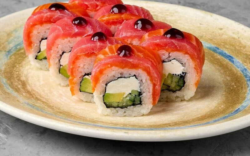 Ролл с тунцом, лососем, авокадо и огурцом