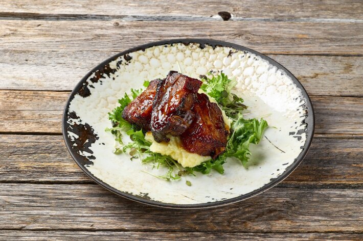 Ребра с картофельным пюре