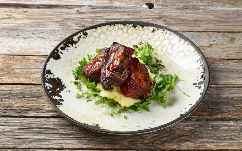 Ребра с картофельным пюре