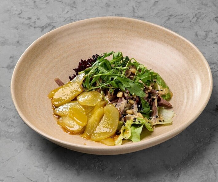 Салат с языком и карамелизированной грушей